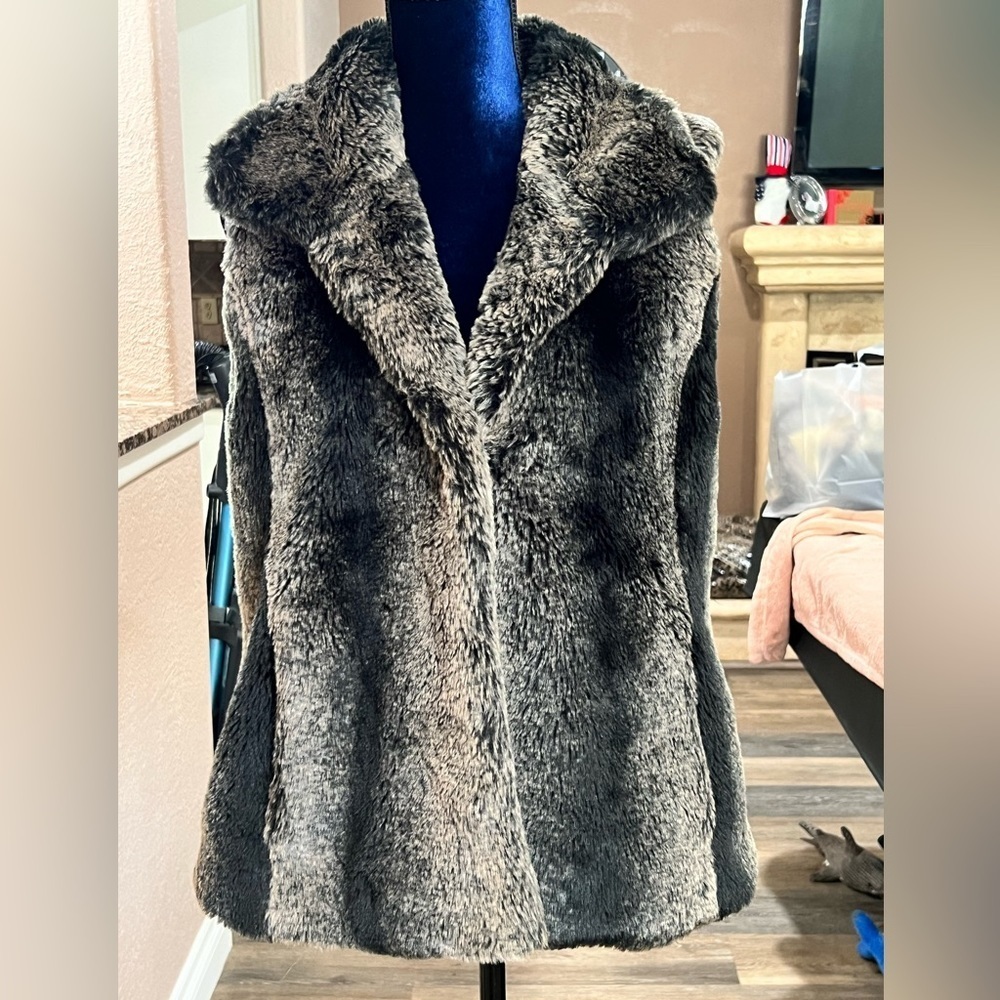 Kristen Blake faux fur plush vest brown gray Size Medium! Beautiful mix of color